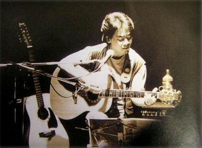 정말로 설명이 필요없는 가수 입니다. 일찍이 우리 곁을 떠나신분이죠... 김광석씨 어떤 곡이든 자기곡으로 만드는 신기한 능력을 가지신...