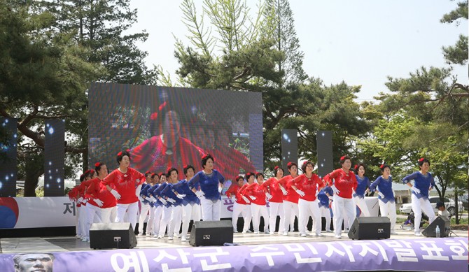 역시, 윤봉길 축제의 현장을 보니까  나도  모르게  그 선생님에  대한 존경심이 커집니다.