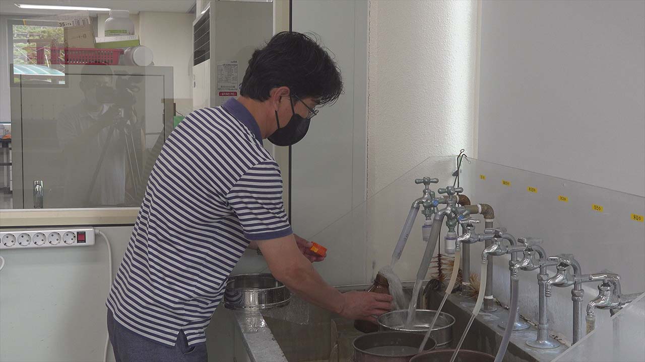 2022년 7월 21일, 대구 주요 정수장들에서 시료 채취하는 모습