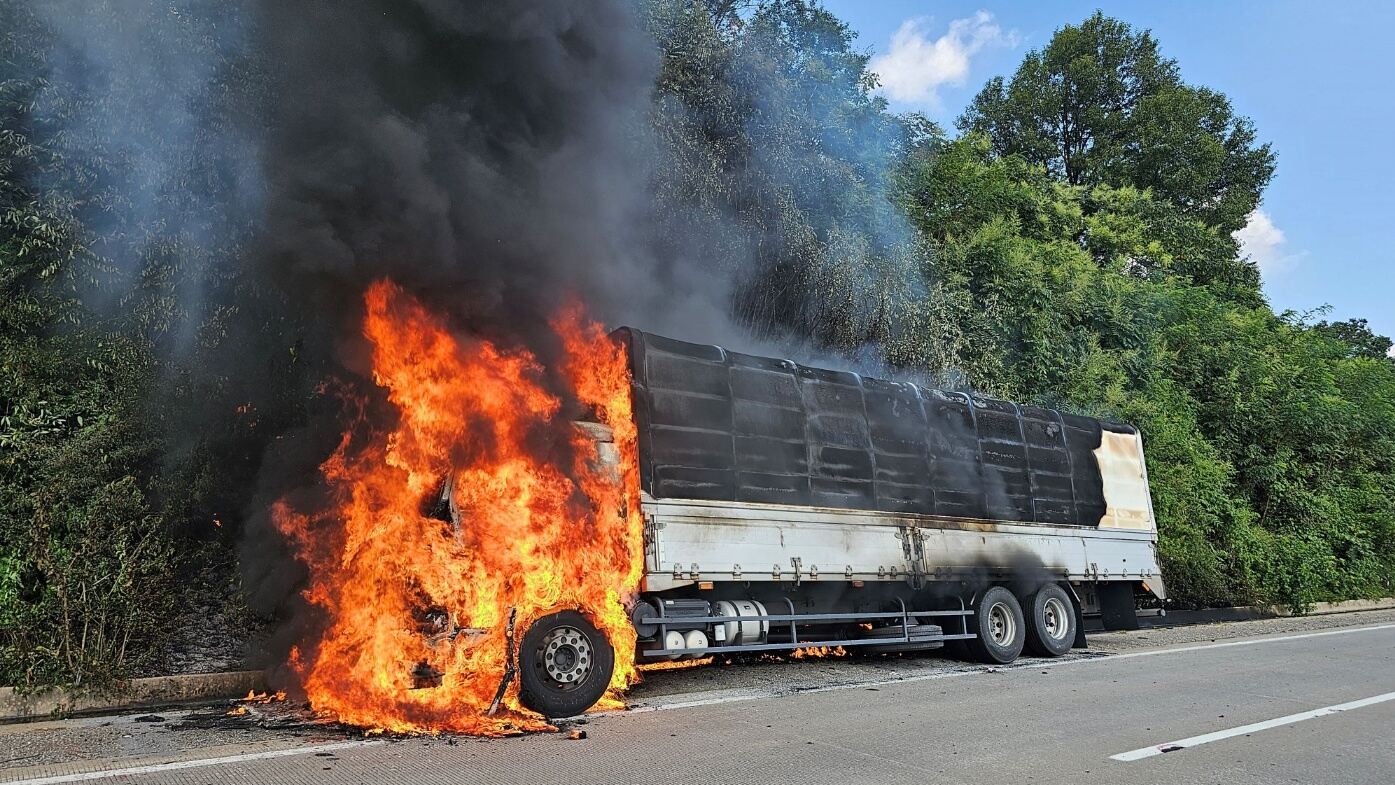 성주 중부내륙고속도로 화물차 화재 (사진 제공 경북소방본부)
