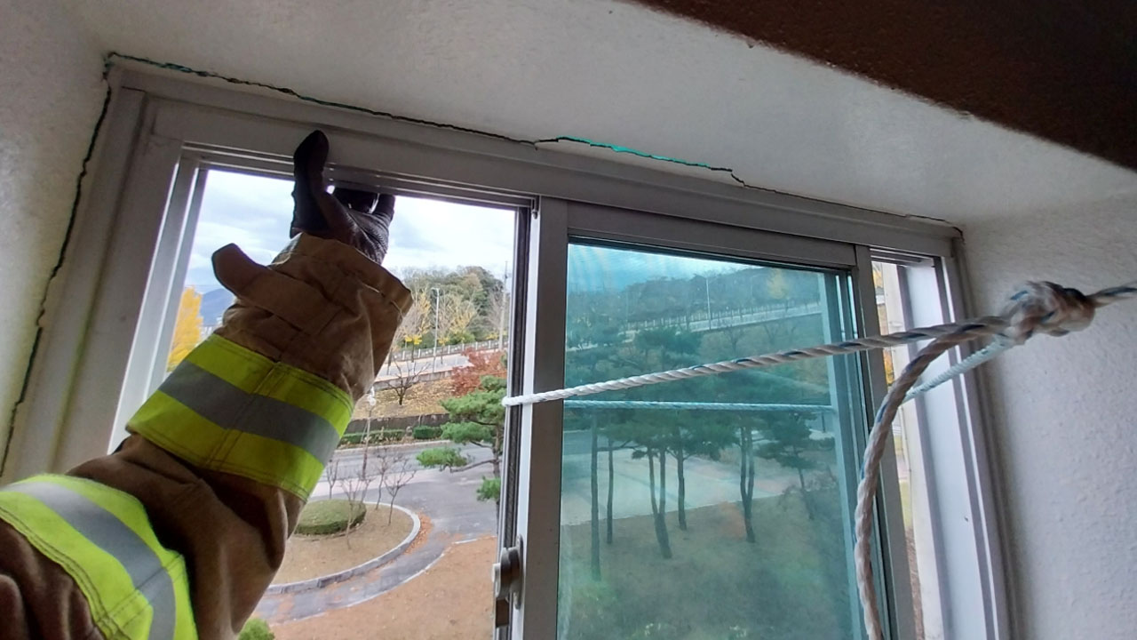 청도군 화양읍 동천리 청도선거관리위원회 창문 탈락 우려 (사진 제공 경북소방본부)