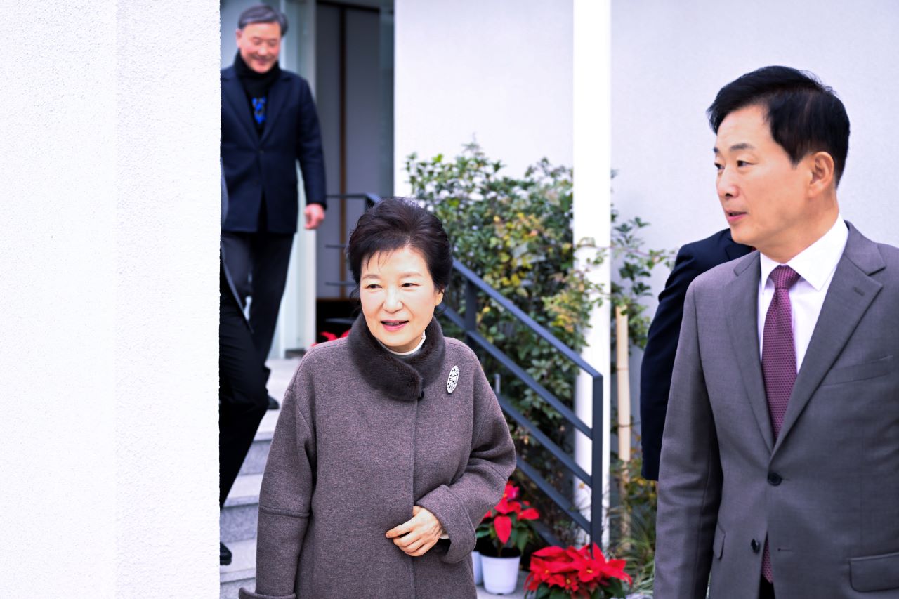 12월 6일 박근혜 전 대통령이 대구지역 언론사 국장단과의 간담회를 가진 후 유영하 변호사와 함께 대구시 수성구의 한 음식점에서 나가고 있다.