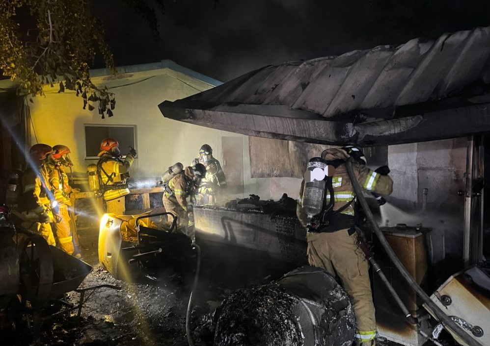 5월 11일 소방대원들이 경북 고령군 한 주택 창고에서 불을 끄고 있다. /경북소방본부 제공